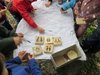 Schmuckbild: Kinder suchen Tierspuren