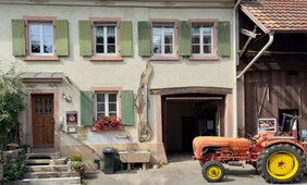 Schmuckbild: Traktor vor Weingut